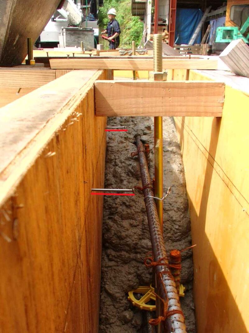 ベタ基礎立ち上がり型枠に打たれた天端釘