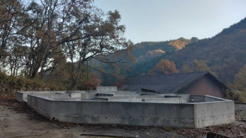 DIYでつくったベタ基礎全景、周りは山ばかり