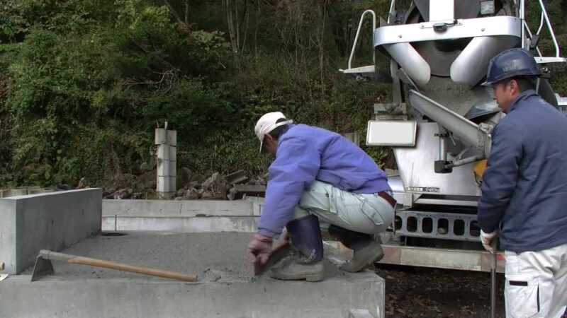 浴室洗い場スラブ打設板で整える様子