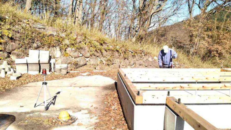 レーザー墨出し器を使って高さ調整をしている様子