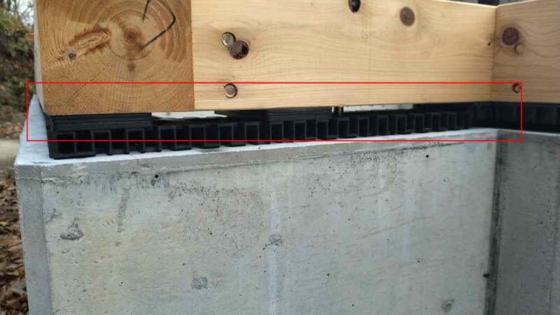 調整パッキンを挟んでいるところ