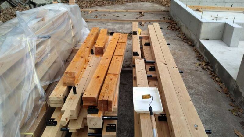 防蟻剤ミケブロックをローラーで塗っているところ