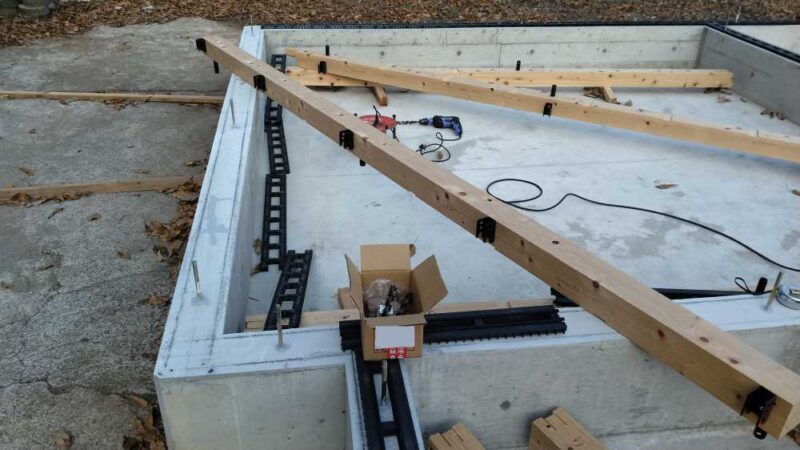 土台の穴あけ準備しているところ