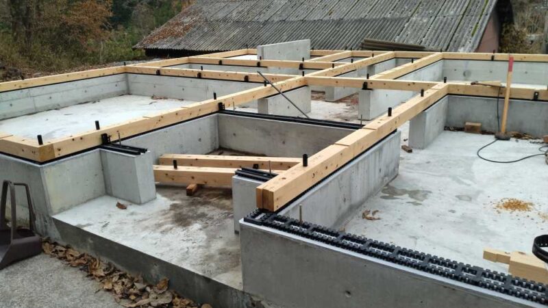 プレカット金物工法で土台敷きの様子