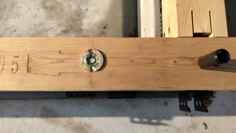 鎌継ぎ部分のアンカーボルトを留めたところ