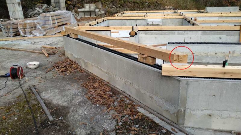 プレカット在来工法で土台敷きの様子