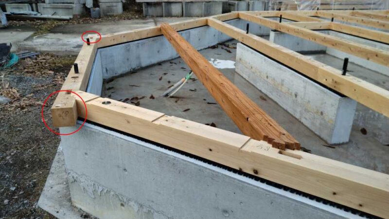 プレカット在来工法の土台敷きの様子