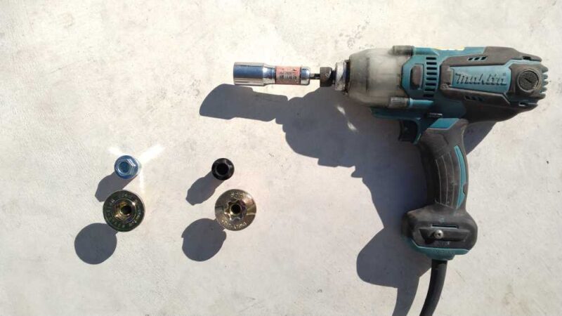 座掘り機能付き座金とインパクトドライバーマキタTD0220の写真