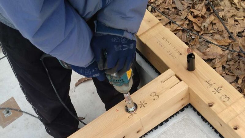 インパクトドライバーマキタTD0220で座金を付けている様子