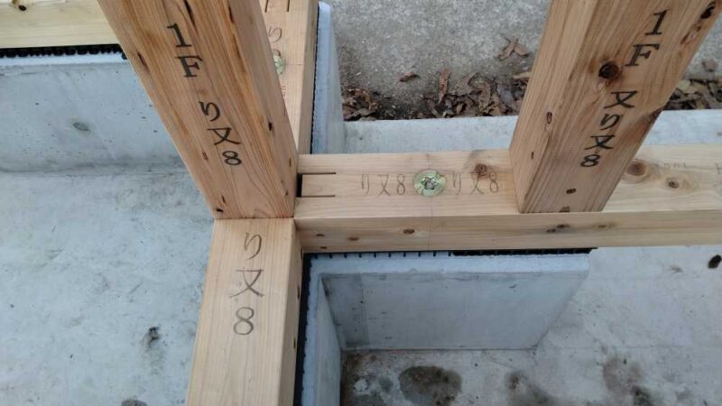 柱の番付がすべて同じ面を向いている写真