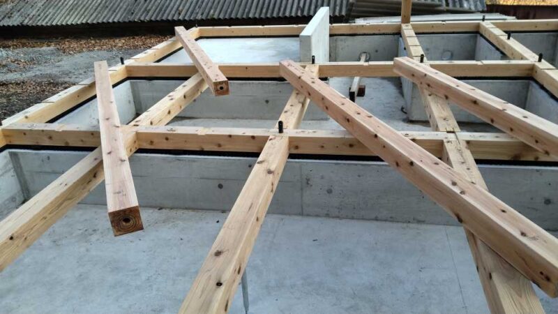 番付にあわせて柱を配っている様子