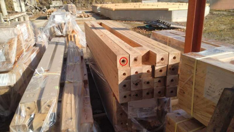 プレカット材の柱の穴の写真