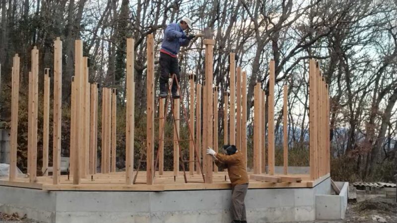 プレカット在来工法の柱を打ち込んでいる様子