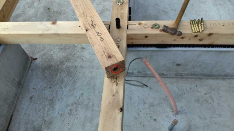 番付をあわせて金具に柱を入れる準備の様子