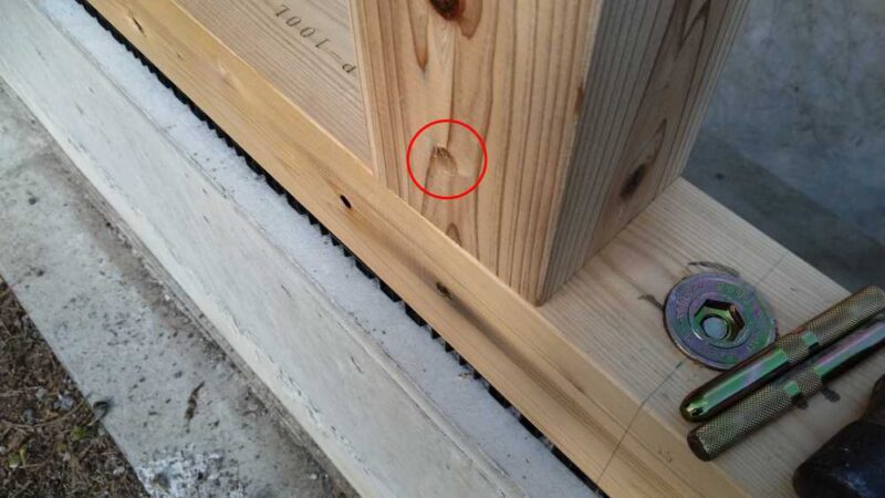 柱の根元のドリフトピン打ち込み用の穴の写真