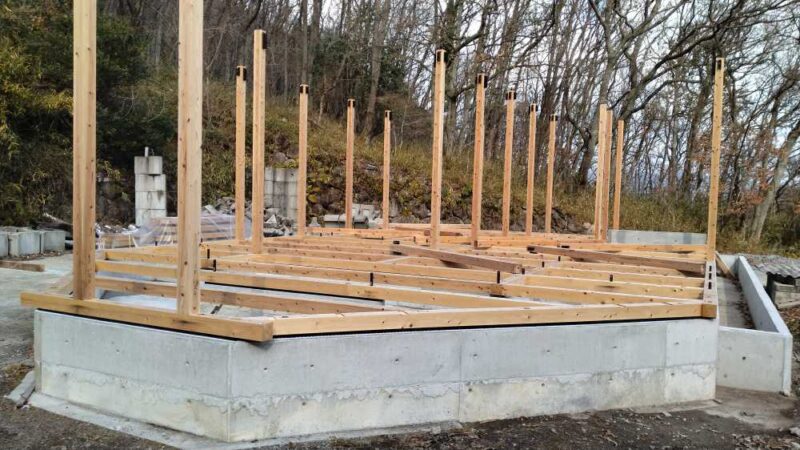 少しづつ柱を立てている様子