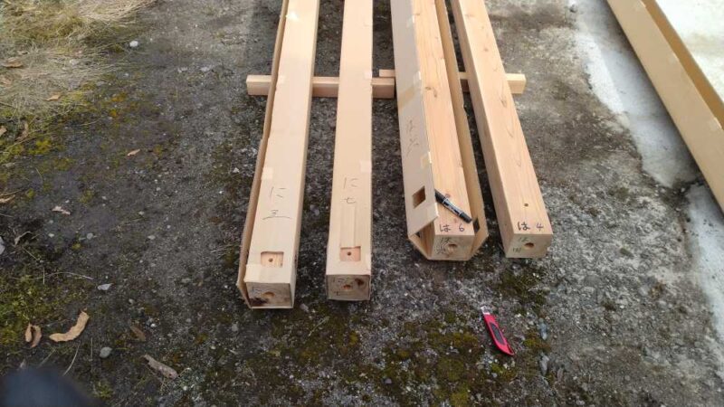 養生してあるダンボール紙を剥がす前に、番付を柱に書き写しているところ