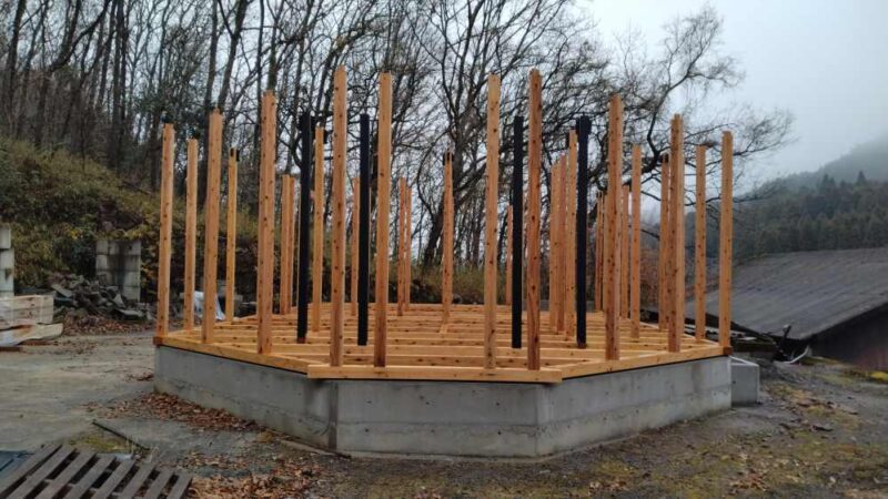 柱立て作業完了写真