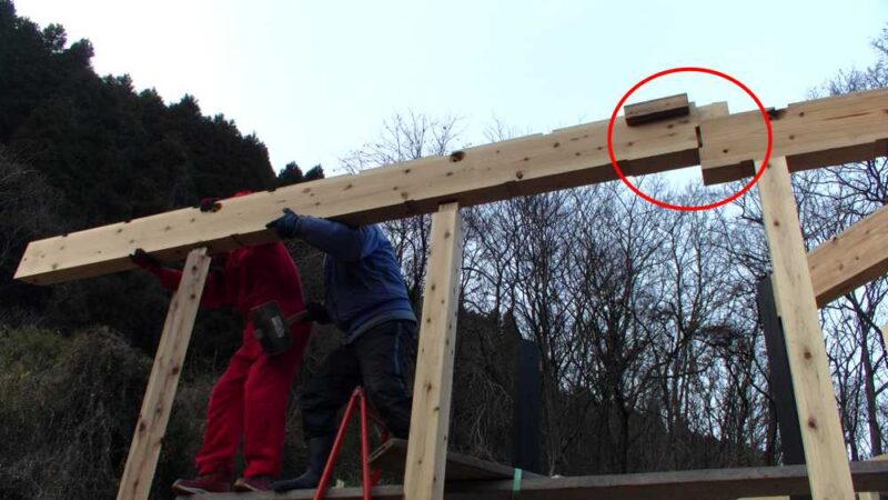 DIYで行ったプレカット在来工法の梁架けの様子