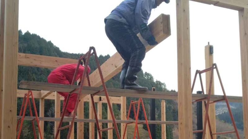 DIYで行った梁架け作業