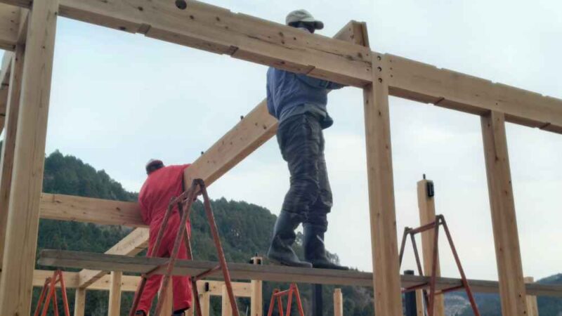 人力で行った梁架け作業