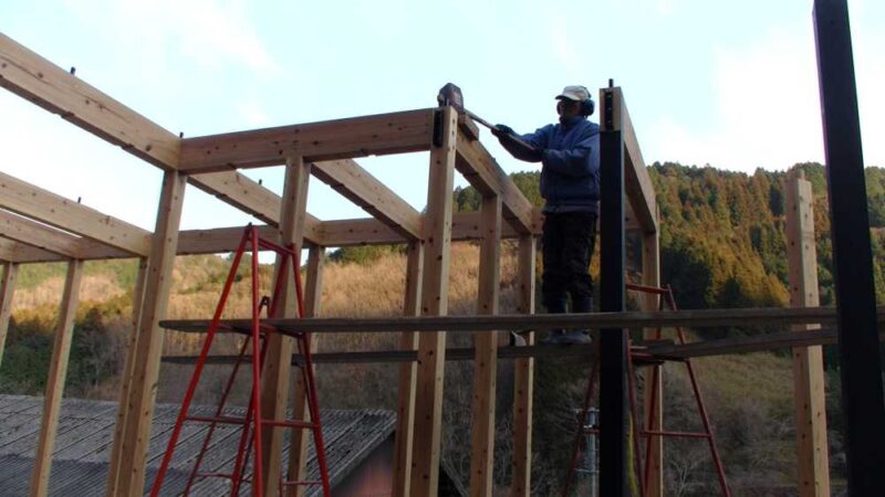 DIYで行ったプレカット金物工法の梁をカケヤで打ち込む写真