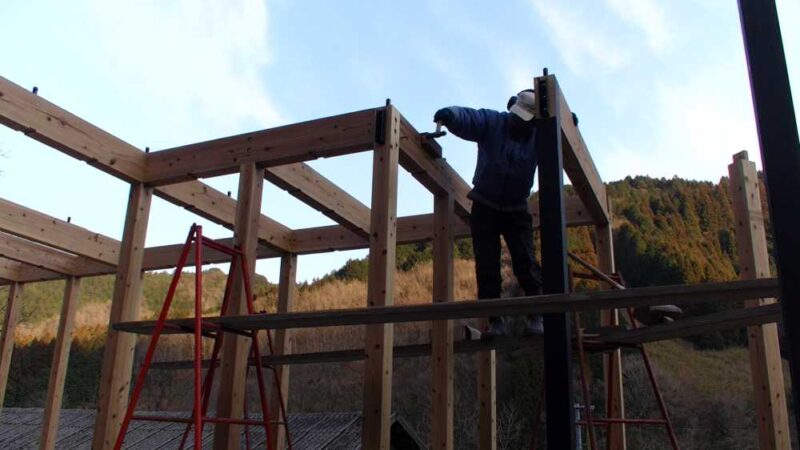 DIYで行ったプレカット金物工法の梁のドリフトピン打ち込みの様子