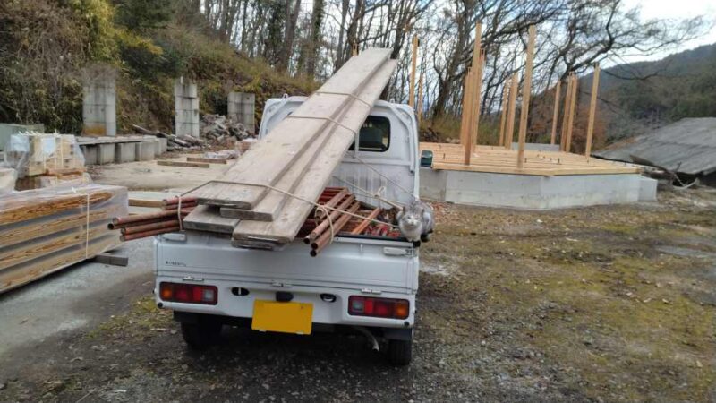 左官さんに借りてきた足場板と脚立と猫