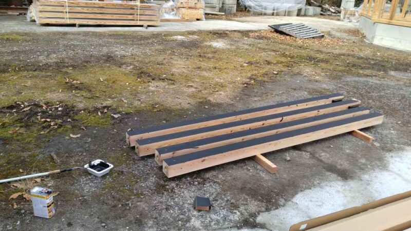 化粧柱に色塗っているところ