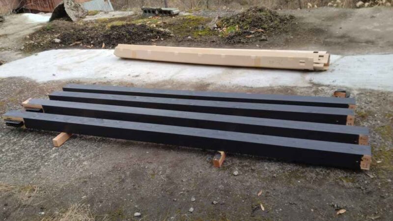 黒く塗り終わった化粧柱