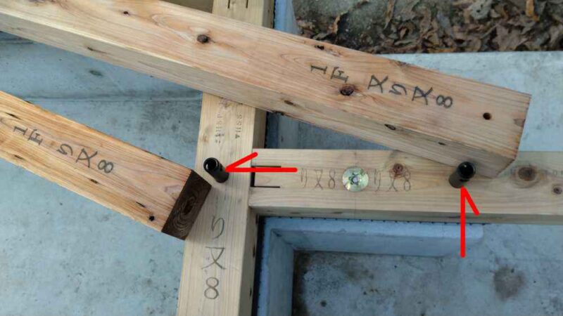 柱の番付を間違えないように、ずらしてあるピンの位置