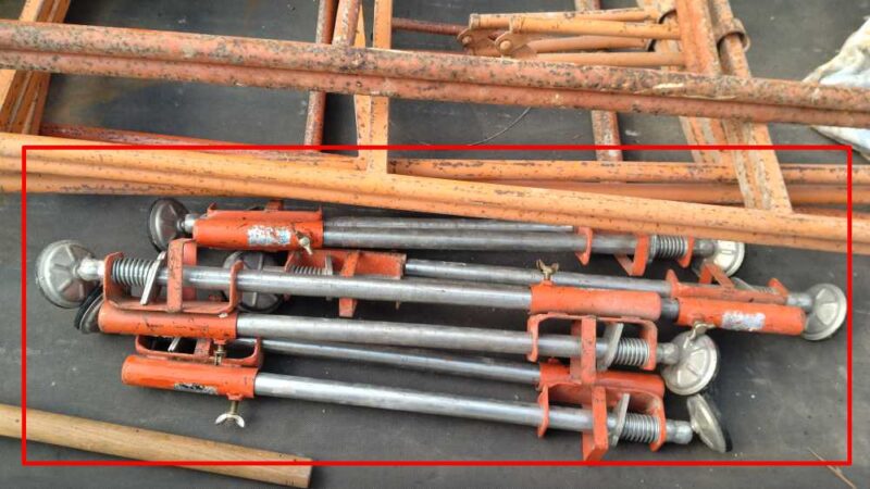 脚立の足のアジャスター