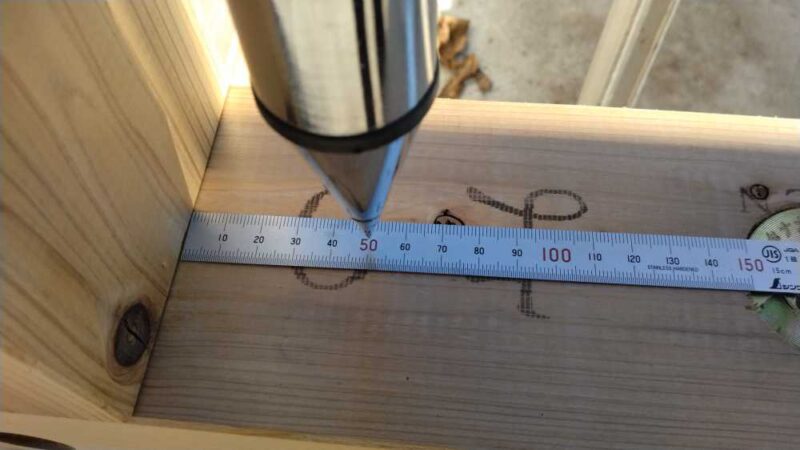 バッチリ50ｍｍを指し示すオモリ