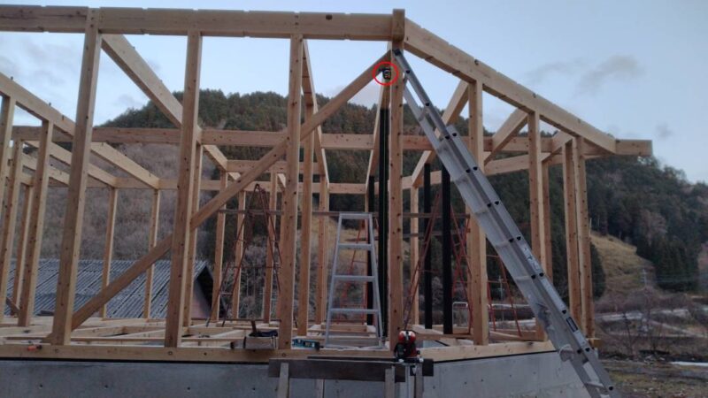 下げ振りを柱に付けてオモリを垂らした写真