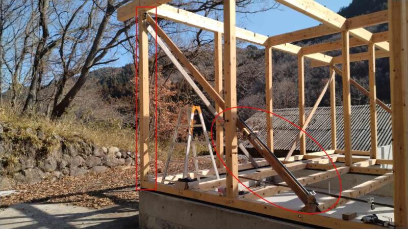 DIYで柱の建ちを調整している様子