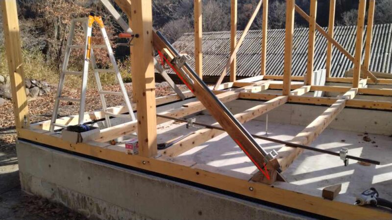 建ちを調整に活躍するパイプクランプ