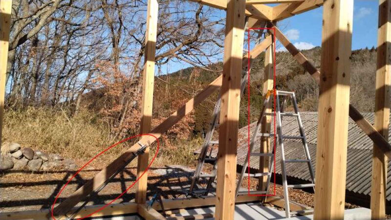 DIYで柱の建ちを調整している様子、逆パターン