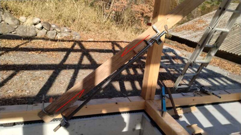 クランプ部分を外して入れ替えることで、押したり引いたりできるので便利なパイプクランプ