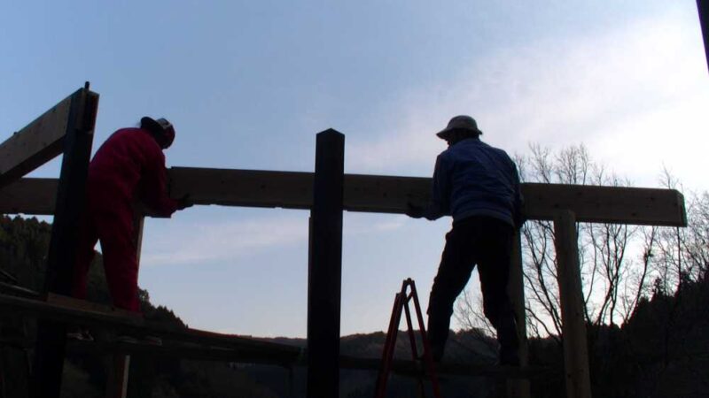 おしゃべりしながら梁架けする様子