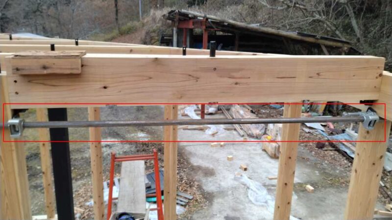 DIYで行ったプレカット在来工法の梁をクランプで広げてはめ込むところ