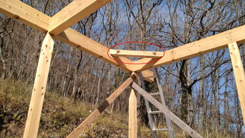 トラスに組まれた火打ち梁