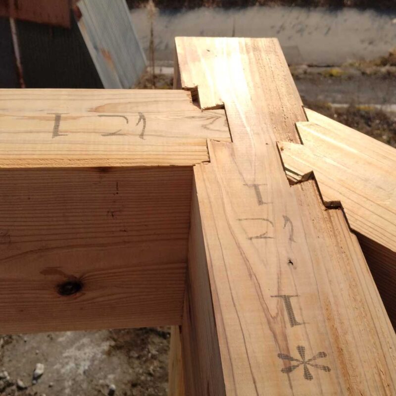 プレカット在来工法の梁（に1）のおさまり