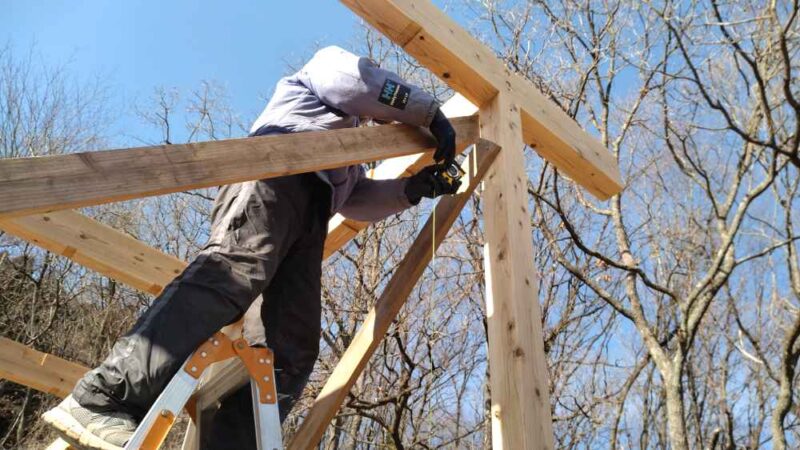 下げ振りを柱に付けているところ