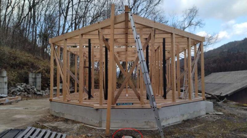 片持ち梁の部分に、下から支えるつっかえ棒の準備