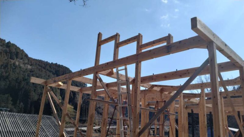小屋束を組んでいる写真