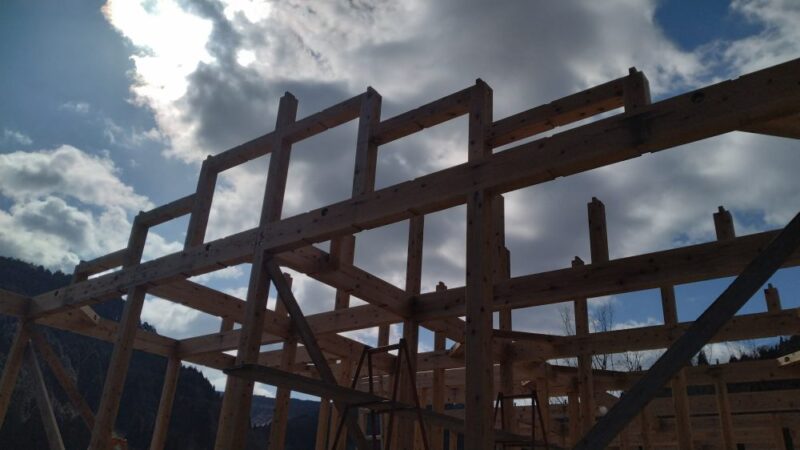小屋束や小屋貫を組んでいる写真