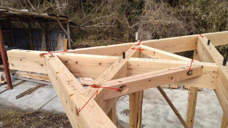 尖がり部分の火打ち梁に入ったボルトの位置