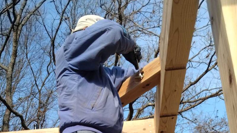 DIYで火打ち梁を付けている様子