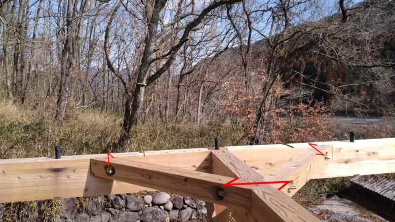 火打ち梁に入ったボルトの位置