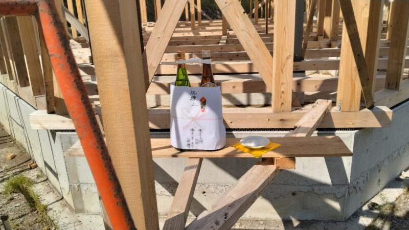 頂いたお酒と、塩を盛ってある様子